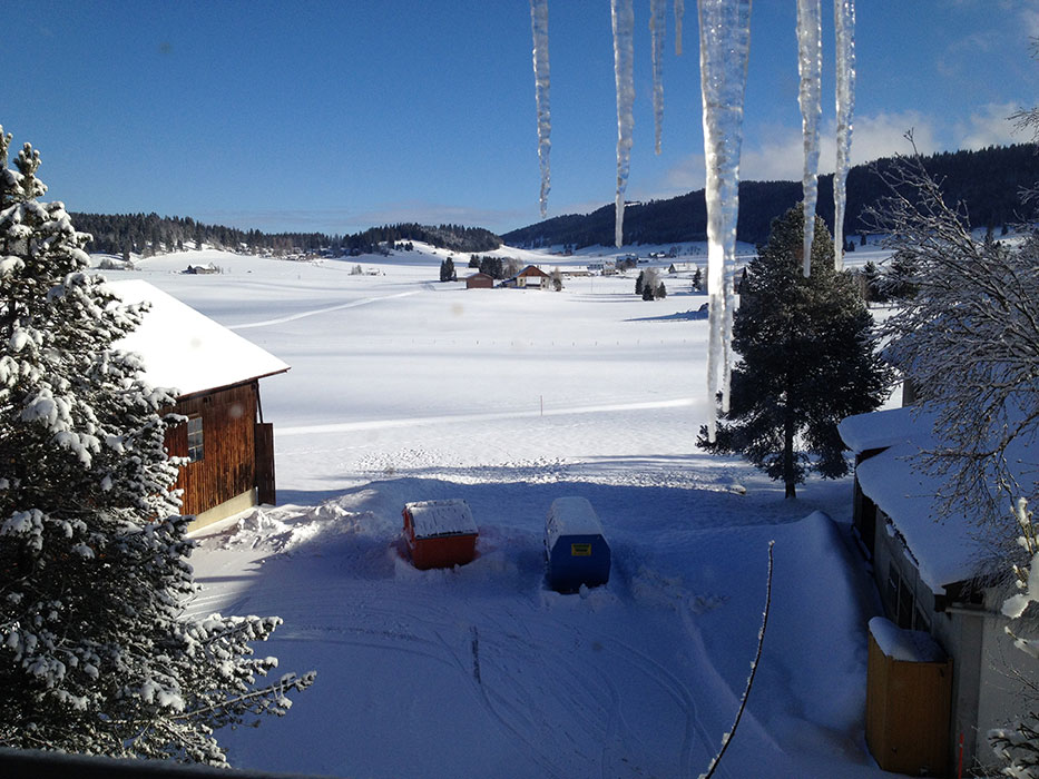 vue de la fenêtre de la salle de société du collège de La Chaux-du-Milieu, le 28 janvier 2014